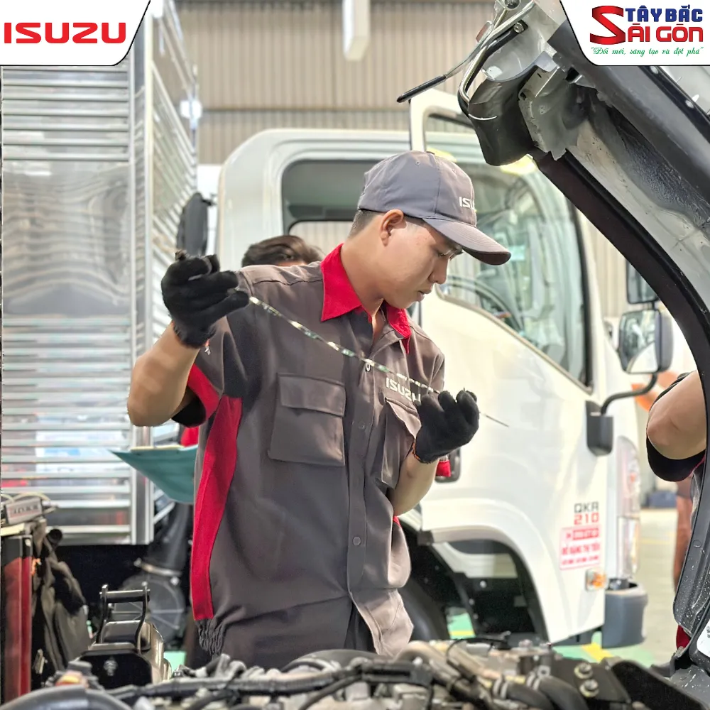 Kỹ thuật viên thực hành quy trình kiểm tra xe chuẩn Isuzu Việt Nam dưới sự giám sát từ IVC.