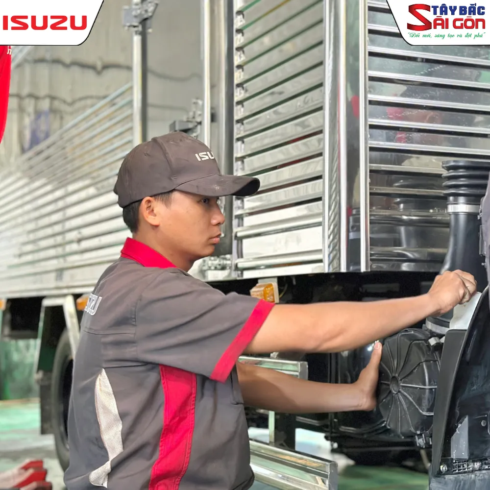 Kỹ thuật viên thực hành quy trình kiểm tra xe chuẩn Isuzu Việt Nam dưới sự giám sát từ IVC.