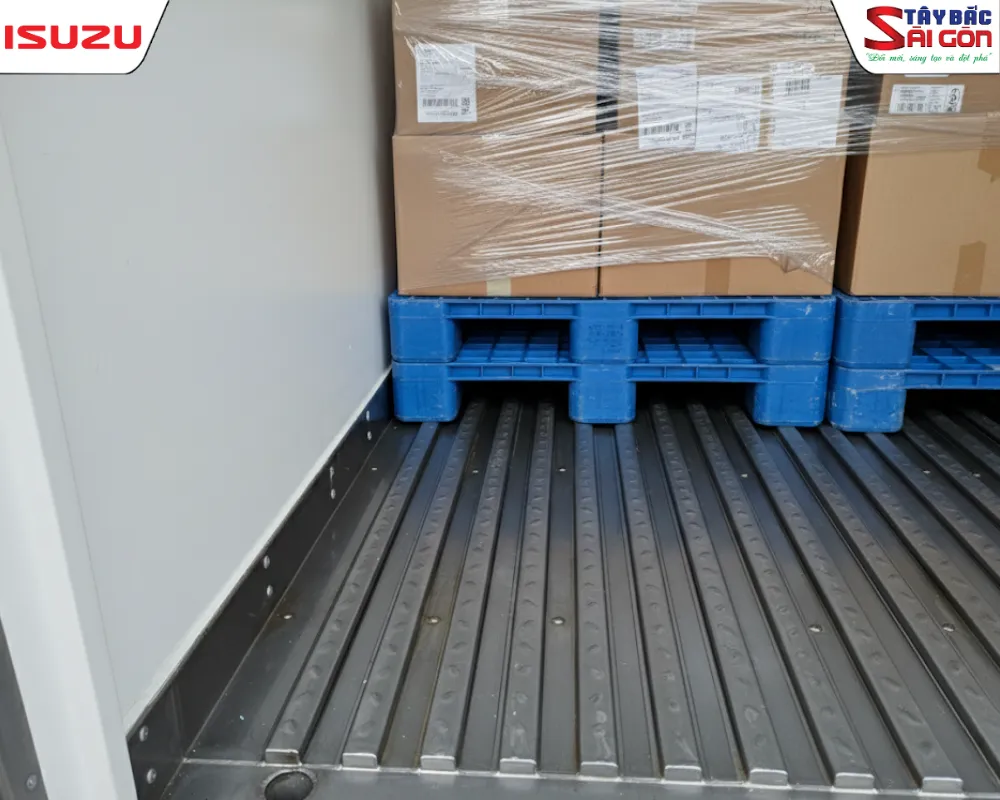Lót pallet và tạo khoảng hở khi xếp hàng để tối ưu nhiệt độ thùng xe.