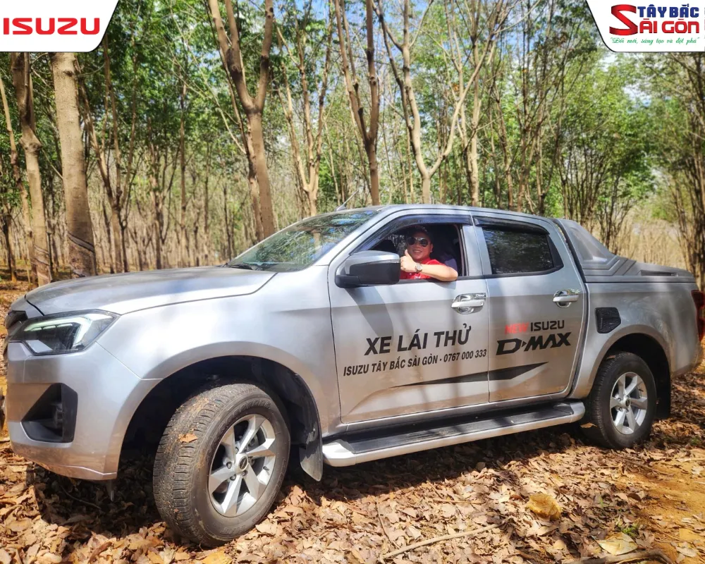 Xe ban tai ISUZU D-MAX goc nghieng 45 do trong rung cao su Binh Phuoc