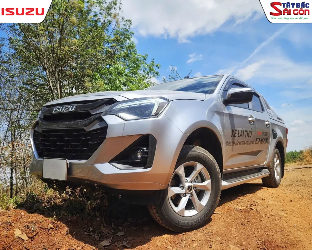 Xe ban tai ISUZU D-MAX di chuyen trong rung cay cao su o binh phuoc