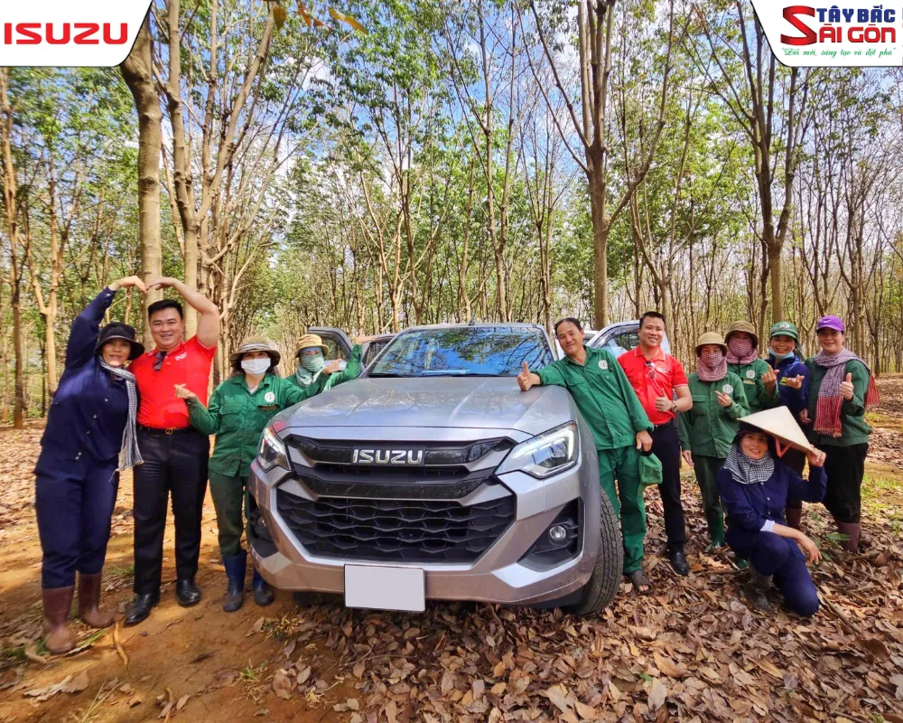 Nhan vien ISUZU Tay Bac Sai Gon giao luu cung cong nhan cao mu cao su
