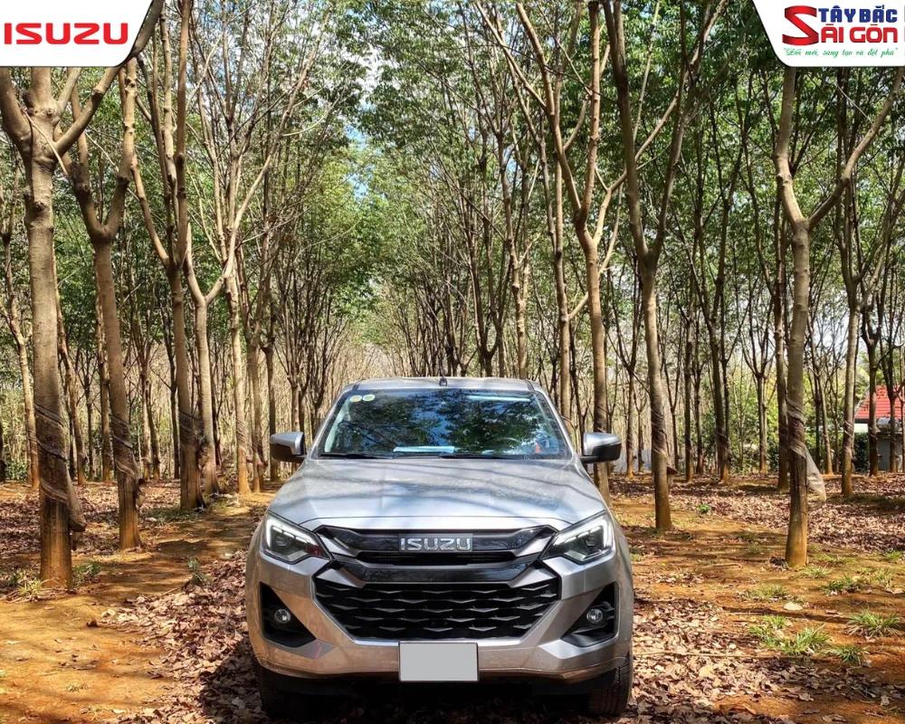 Xe ban tai ISUZU D-MAX offroad trong rung cao su voi kha nang gai cau dien tu