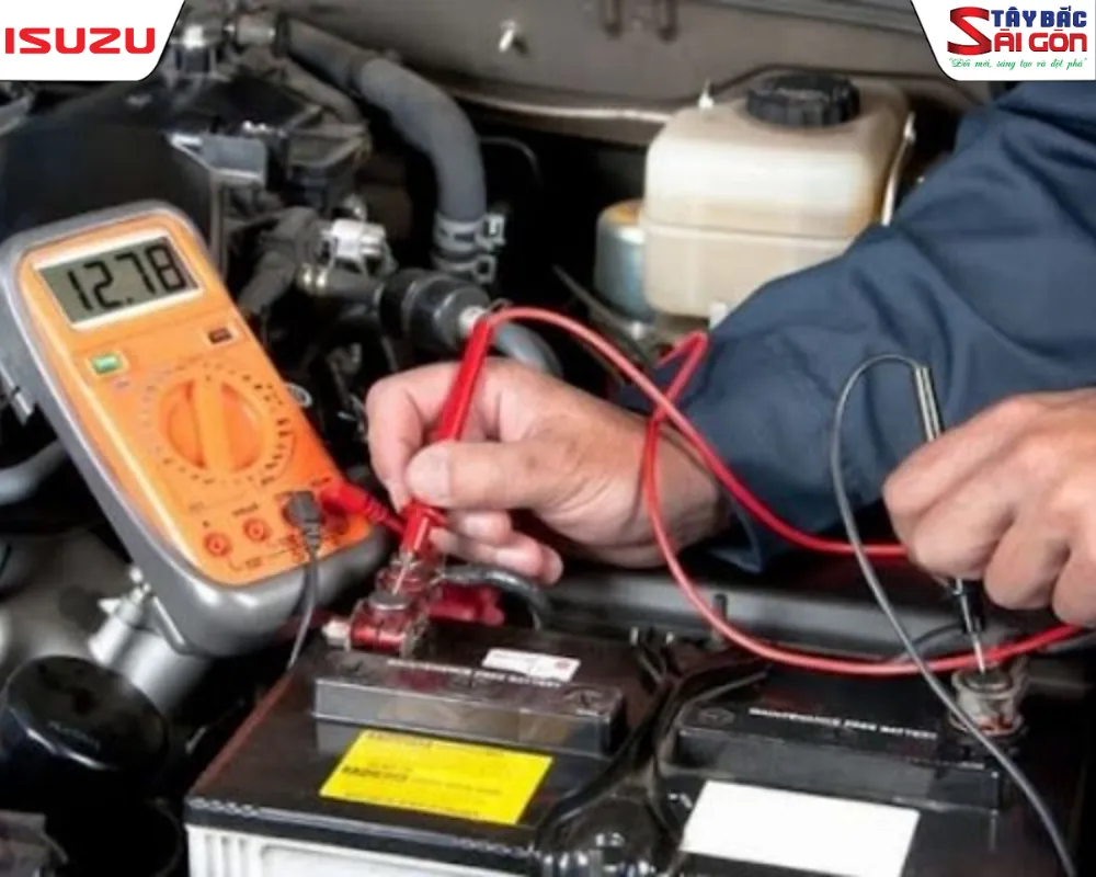 kiem tra ac quy o to tranh xe khong no may ngay Tet