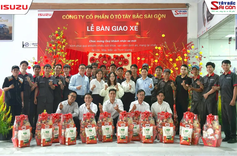 CBNV nhận quà Tết ISUZU Tây Bắc Sài Gòn