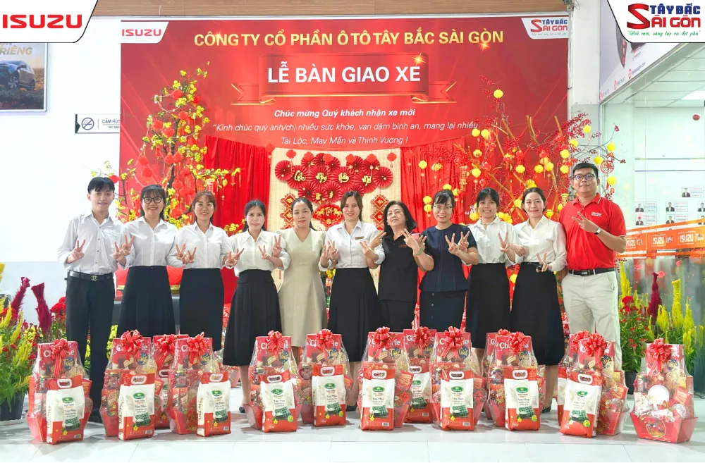 CBNV nhận quà Tết ISUZU Tây Bắc Sài Gòn