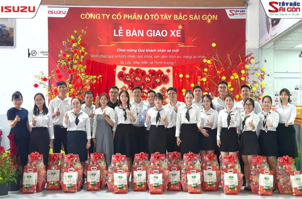 CBNV nhận quà Tết ISUZU Tây Bắc Sài Gòn