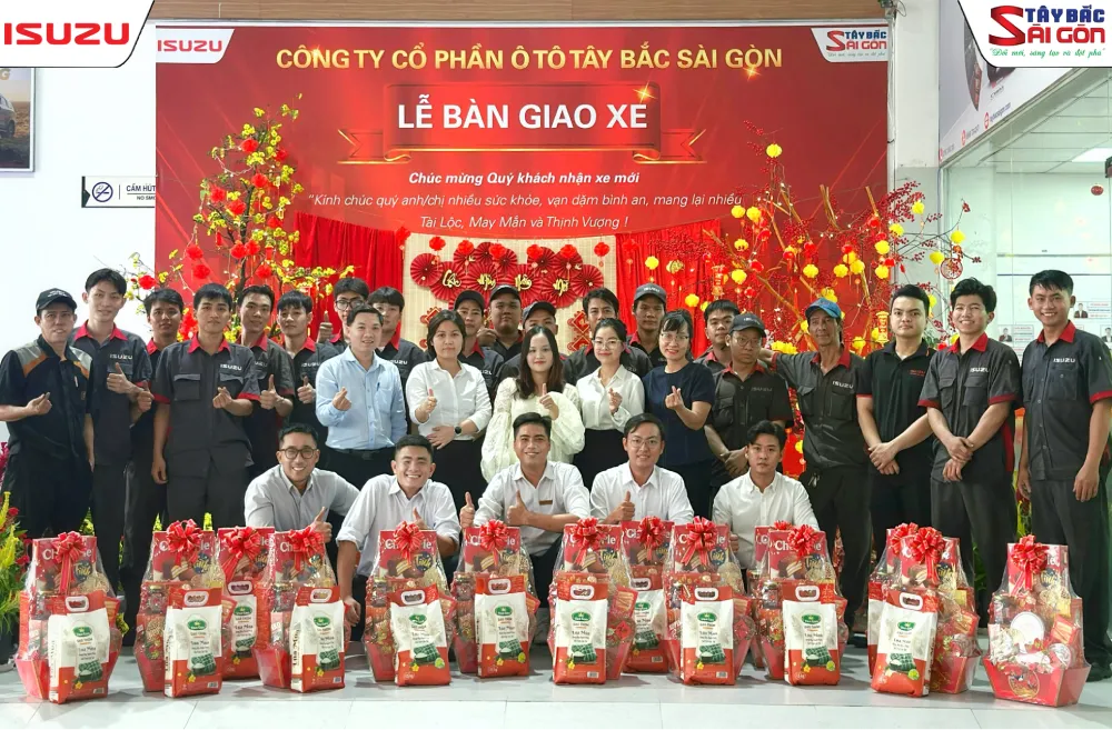 CBNV nhận quà Tết ISUZU Tây Bắc Sài Gòn