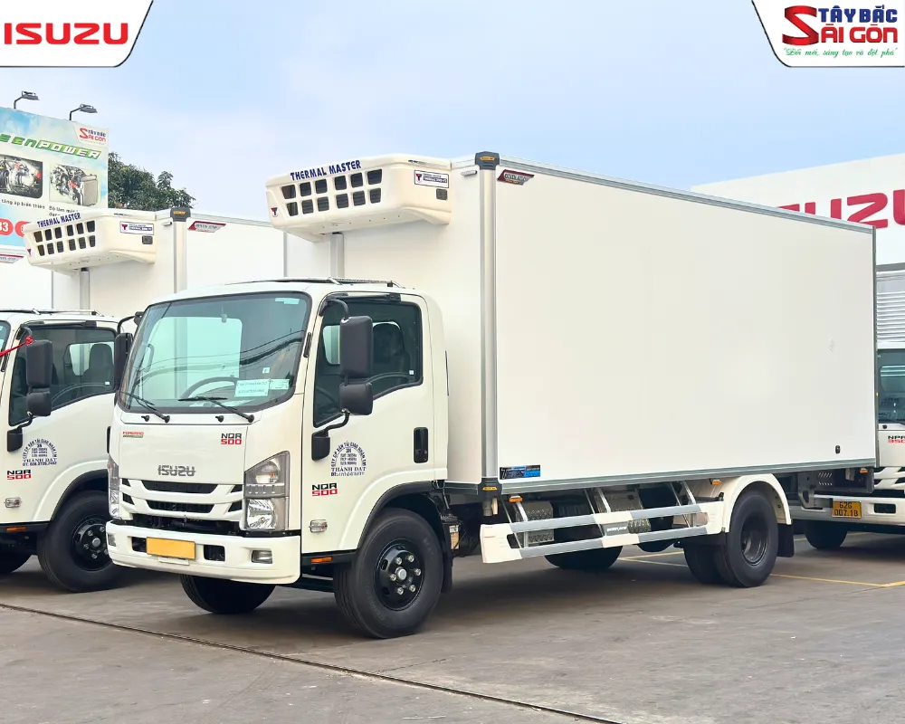 Xe tải Isuzu NQR 550 thùng đông lạnh chuyên dụng vận chuyển hàng hóa đường dài.