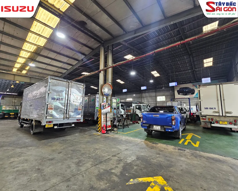 Khu vực xưởng hoạt động công suất cao đáp ứng quy trình ưu tiên đặt lịch sửa chữa cho xe đội ISUZU và khách hàng lớn.