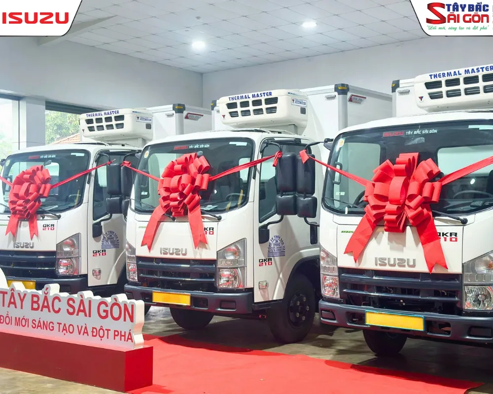 Bàn giao lô 3 xe tải nhỏ ISUZU QKR210 thùng đông lạnh cho khách hàng dự án.