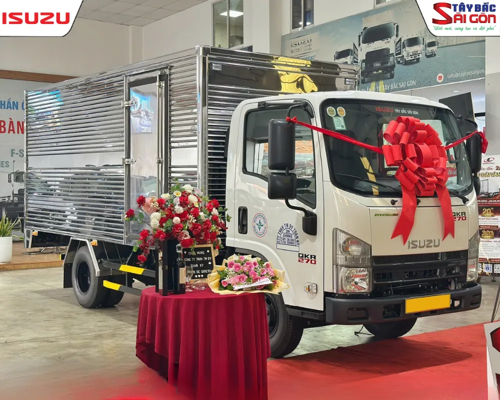 Lễ bàn giao xe tải nhỏ ISUZU QKR270 thùng kín cho khách hàng.