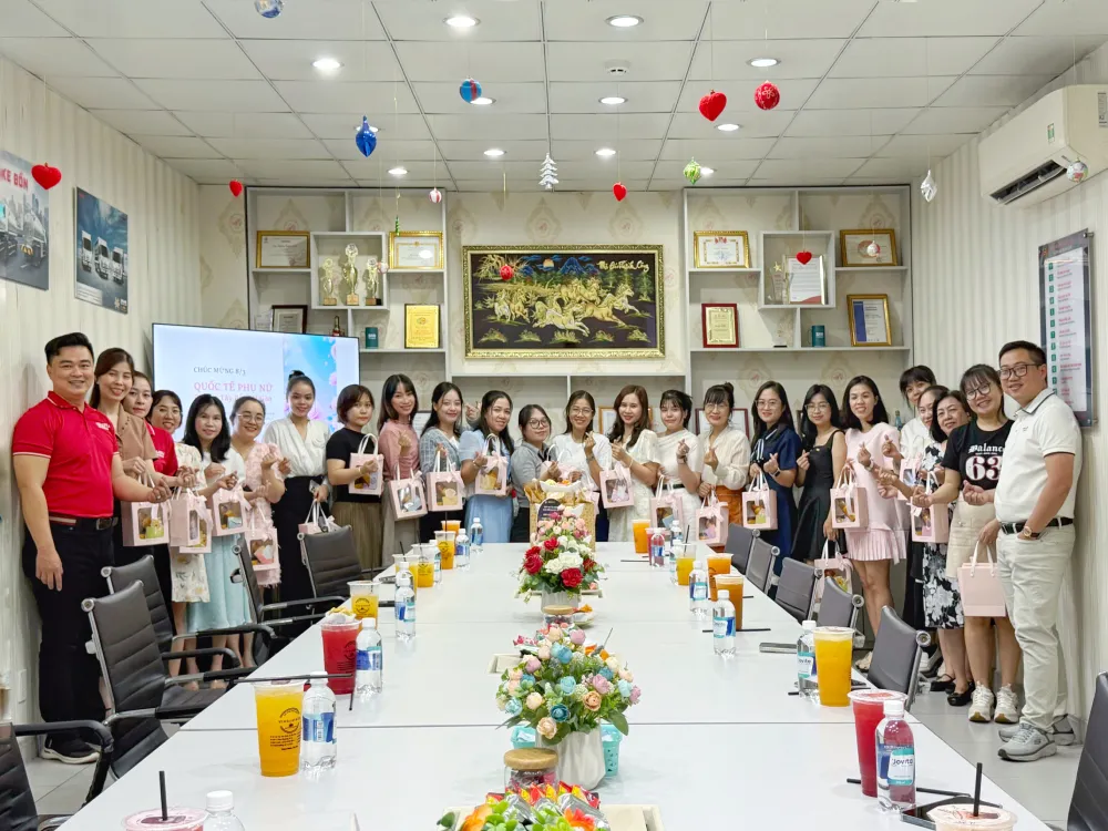 Tập thể nữ nhân viên và ban giám đốc ISUZU Tây Bắc Sài Gòn mừng 8/3