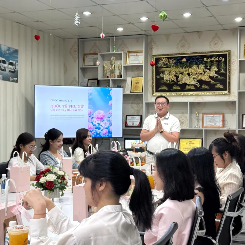 Giám đốc Kinh doanh và Dịch vụ ISUZU Tây Bắc Sài Gòn phát biểu chúc mừng 8/3