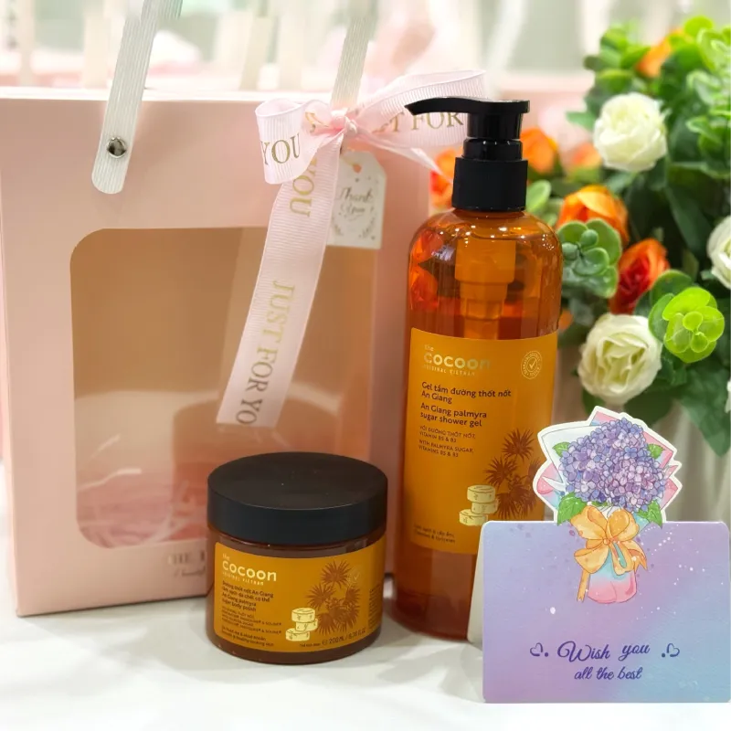 Hộp quà 8/3 màu hồng gồm sản phẩm Cocoon và thư tay tại ISUZU Tây Bắc Sài Gòn