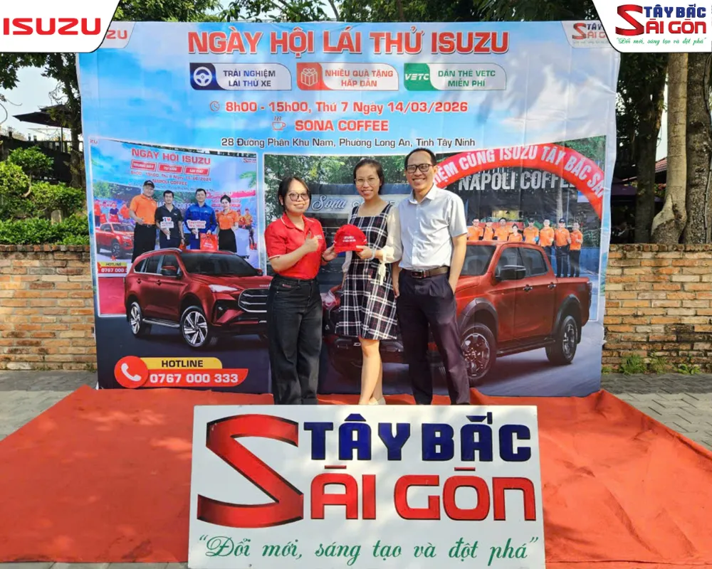 Khách hàng nhận quà tặng tại sự kiện lái thử xe ISUZU