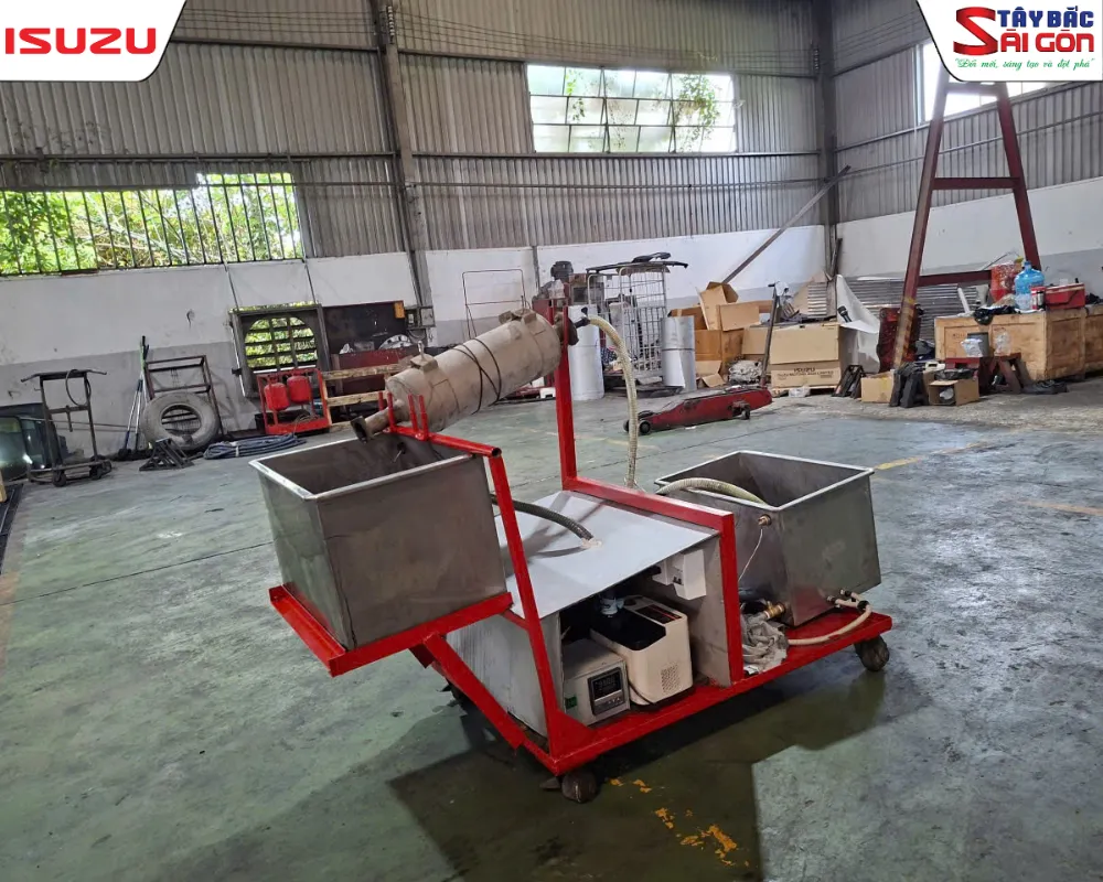Hệ thống máy móc chẩn đoán và xử lý khí thải chuyên dụng tại xưởng dịch vụ Isuzu Tây Bắc Sài Gòn.