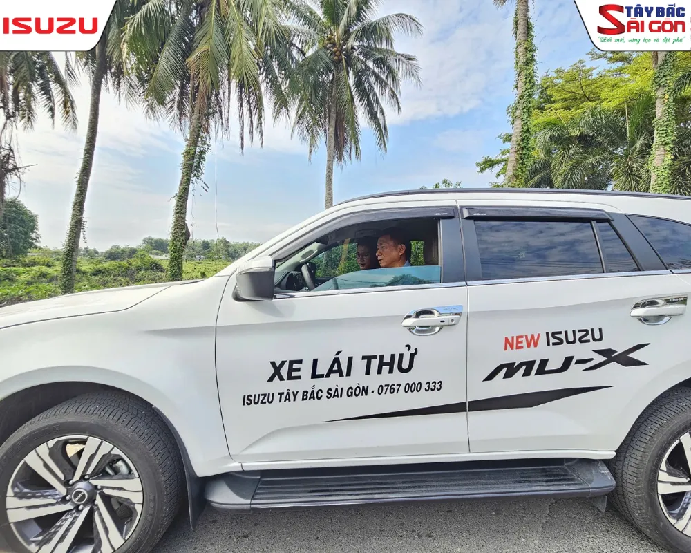 Khách hàng trực tiếp trải nghiệm sự kiện lái thử xe ISUZU