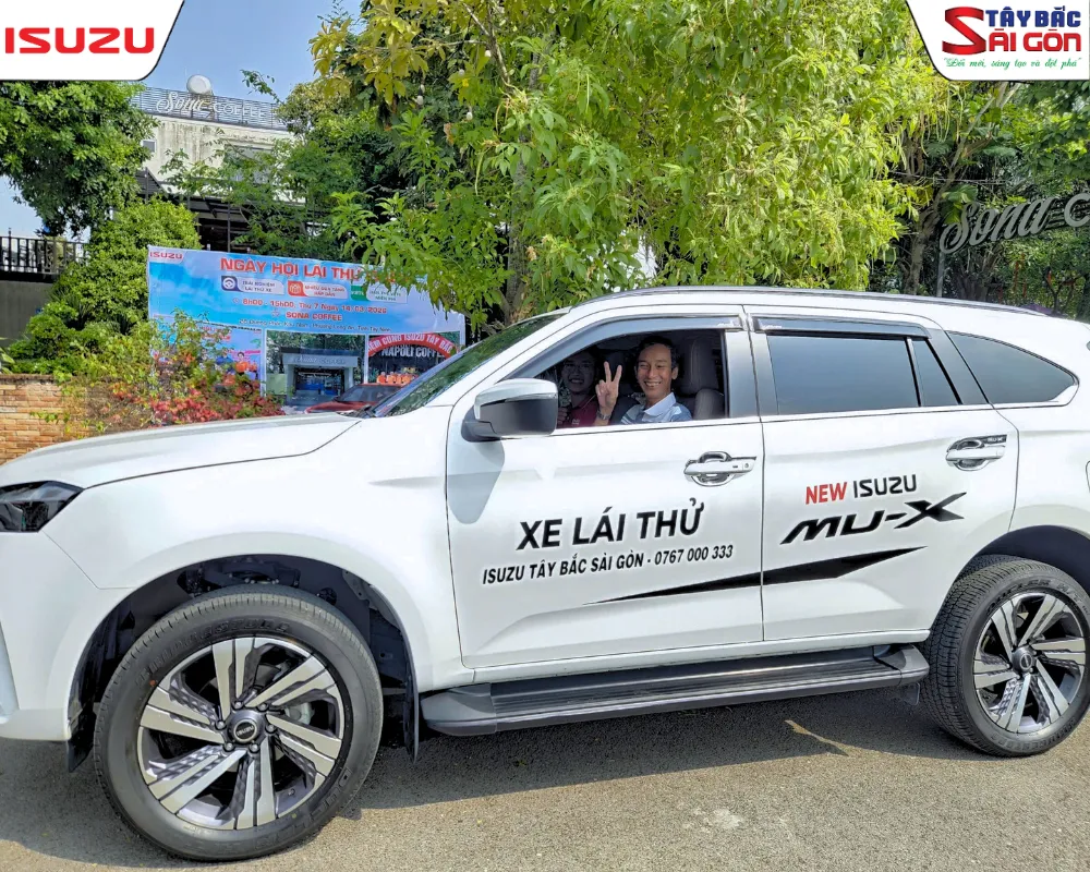 Khách hàng trực tiếp trải nghiệm sự kiện lái thử xe ISUZU