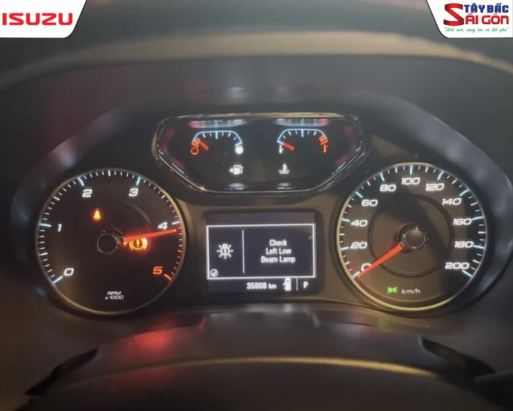 Đồng hồ vòng tua máy ô tô tăng vọt lên mức cực đại khi thực hiện bài test đăng kiểm đạp thốc ga.