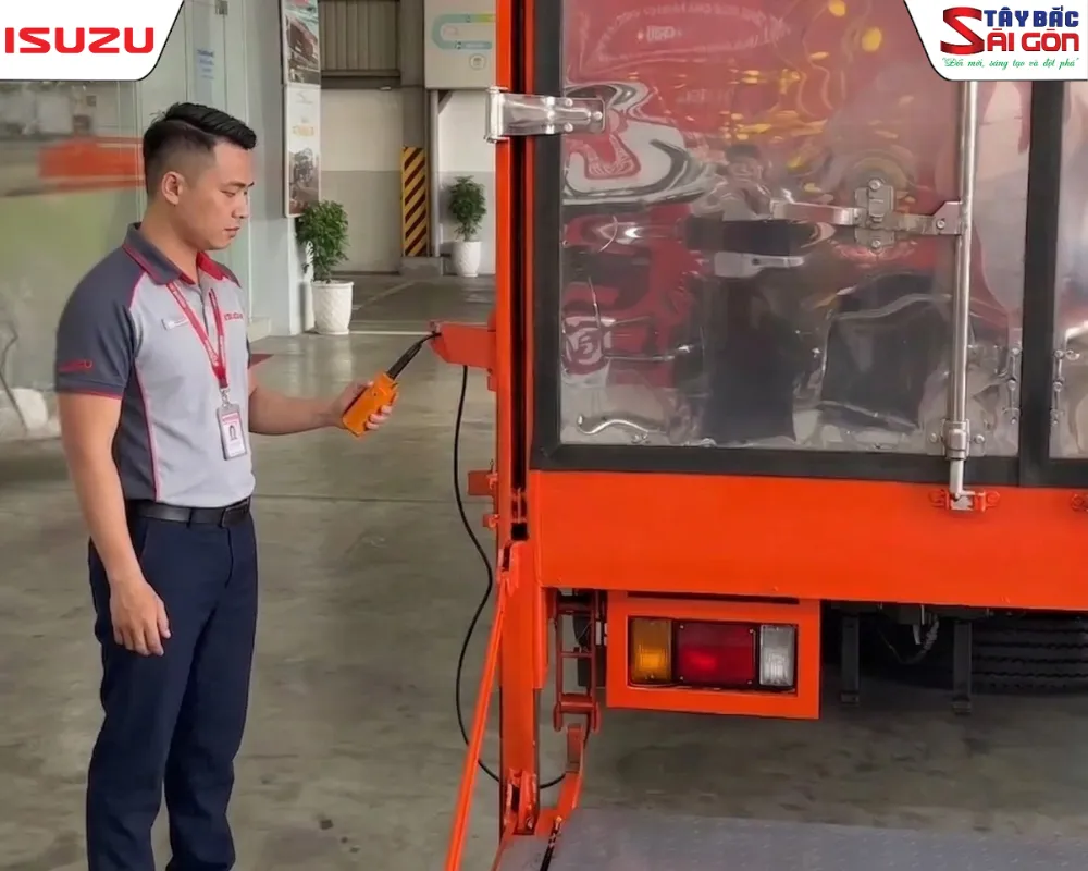Bác tài đang sử dụng Remote để vận hành nâng hạ bửng xe tải Isuzu