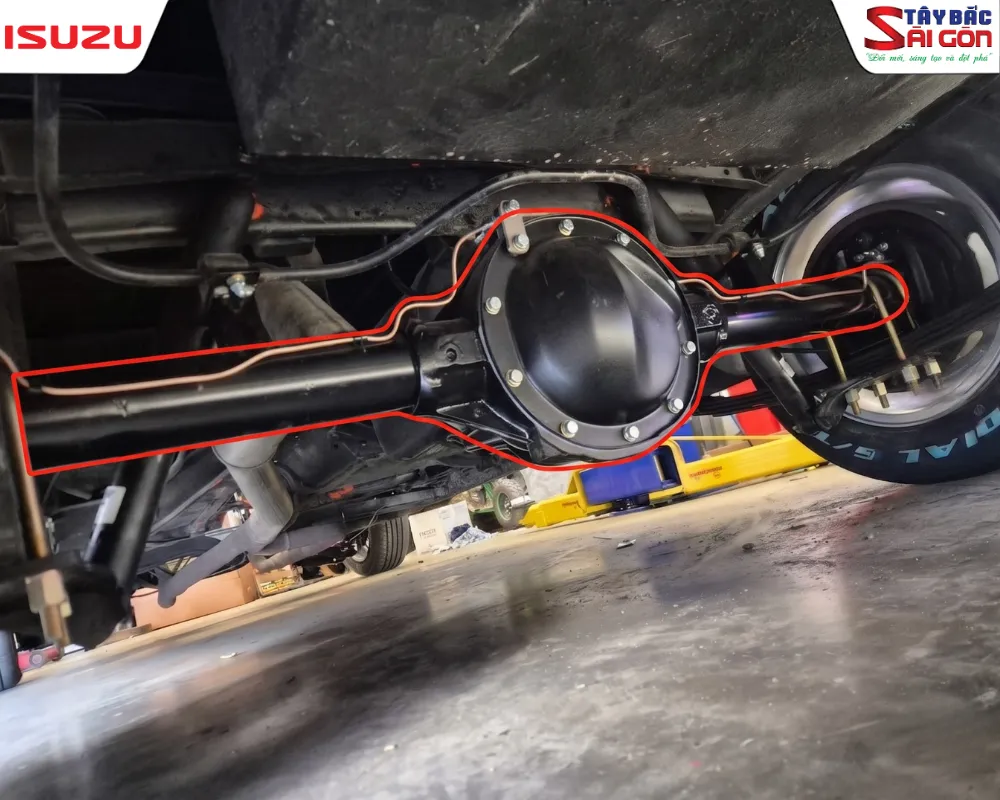 Hình ảnh cụm cầu xe ô tô Isuzu thực tế nhìn dưới gầm
