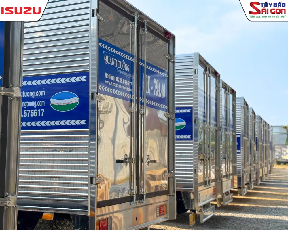 Chi tiết vách thùng kín xe tải Isuzu QKR210 dán logo nhận diện điểm nhấn của Công ty.