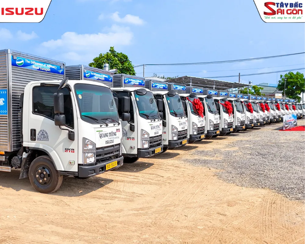 Dàn xe Isuzu QKR210 thùng kín xếp hàng chờ lăn bánh tại bãi.