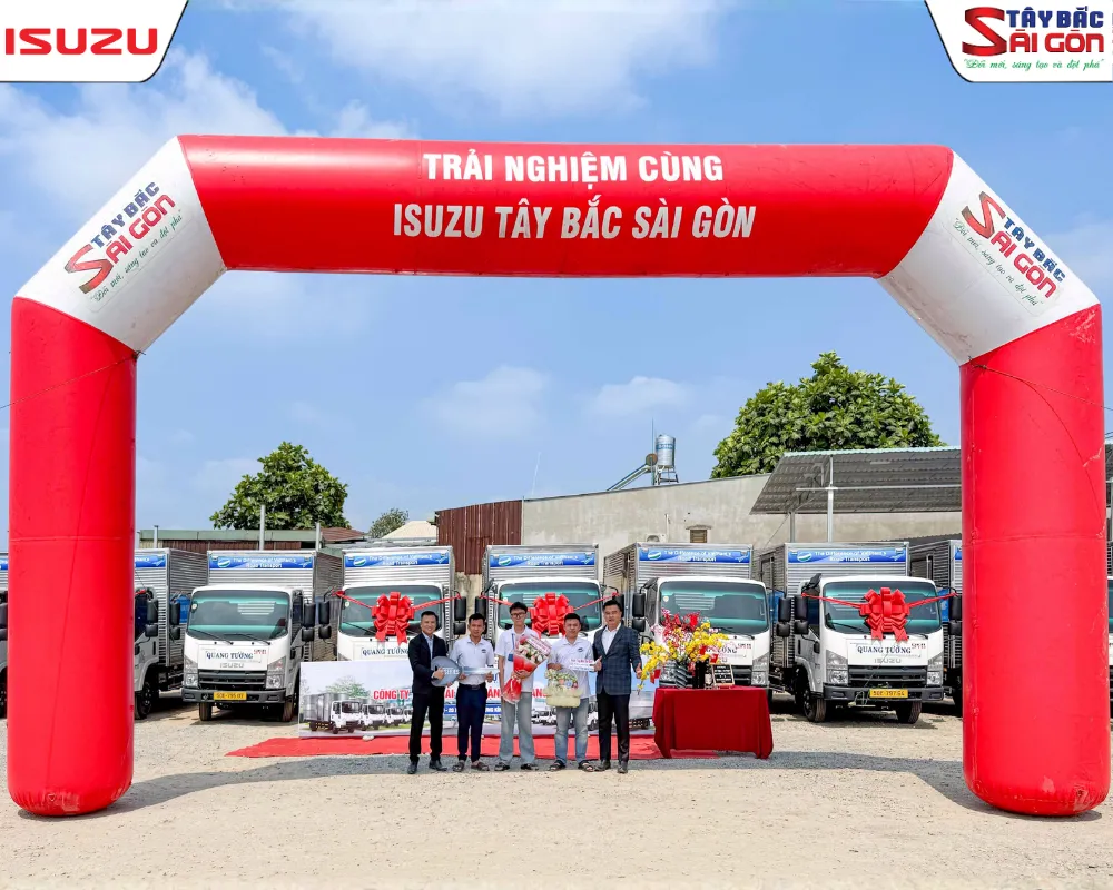 Đại diện ISUZU Tây Bắc Sài Gòn trao chìa khóa biểu trưng lô 20 xe tải cho ban quản lý Vận tải Quang Tường.