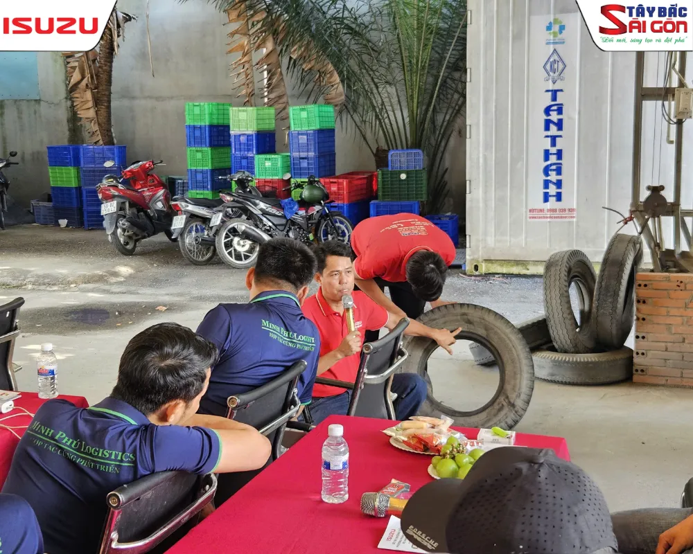 Buổi hướng dẫn kỹ thuật kiểm tra lốp xe tải Isuzu chuẩn an toàn cho tài xế.