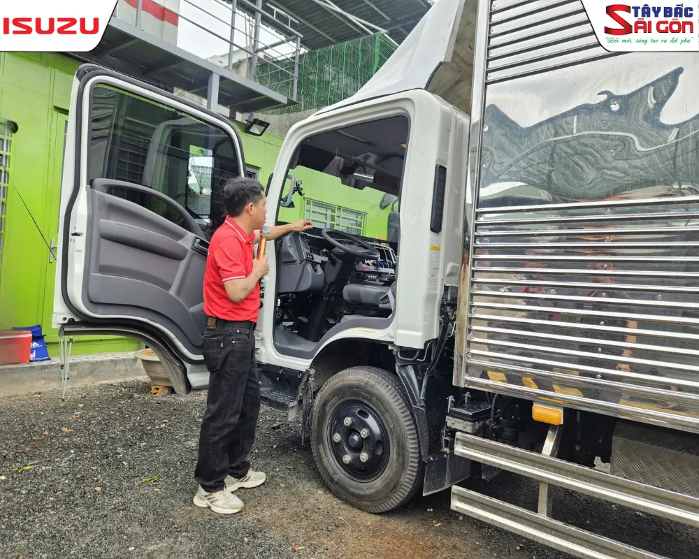 Chuyên gia Isuzu Tây Bắc Sài Gòn hướng dẫn kiểm tra cabin và khung gầm xe tải hàng ngày.