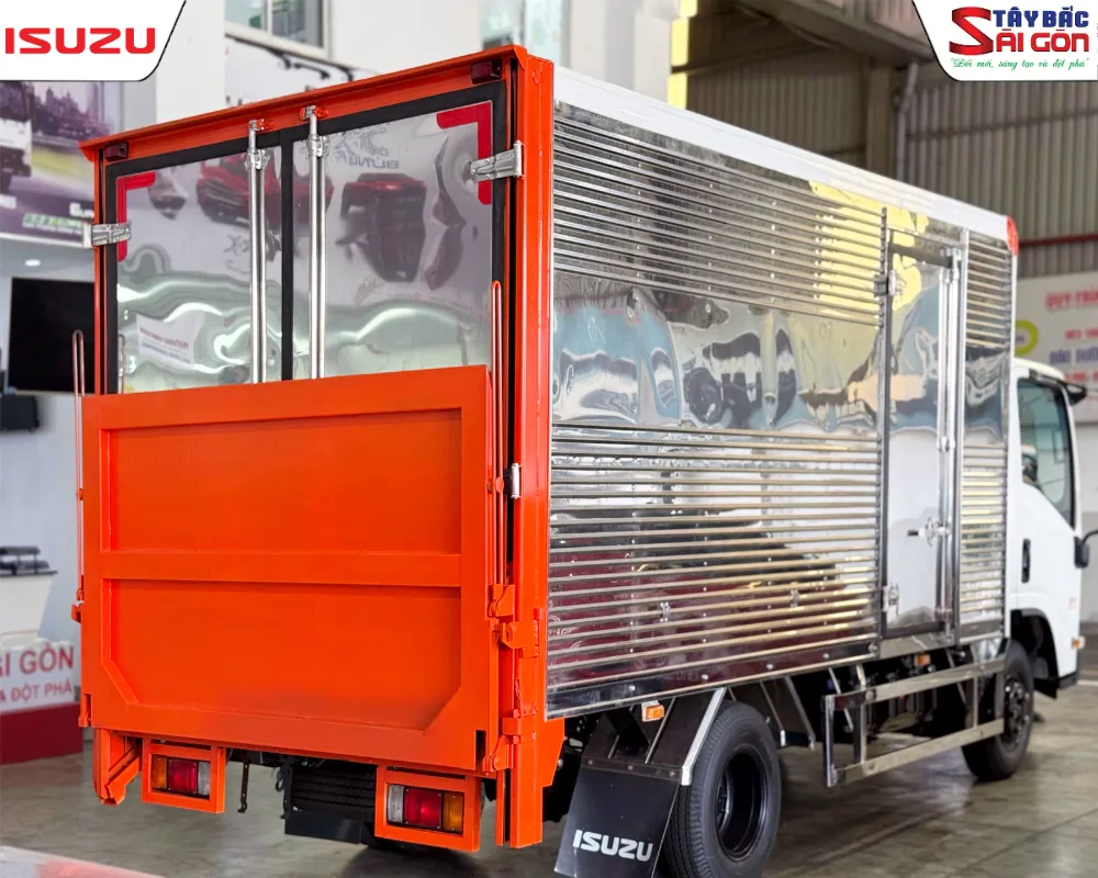 Ngoại thất xe tải Isuzu QKR210 thùng kín Inox trang bị bửng nâng hạ thủy lực