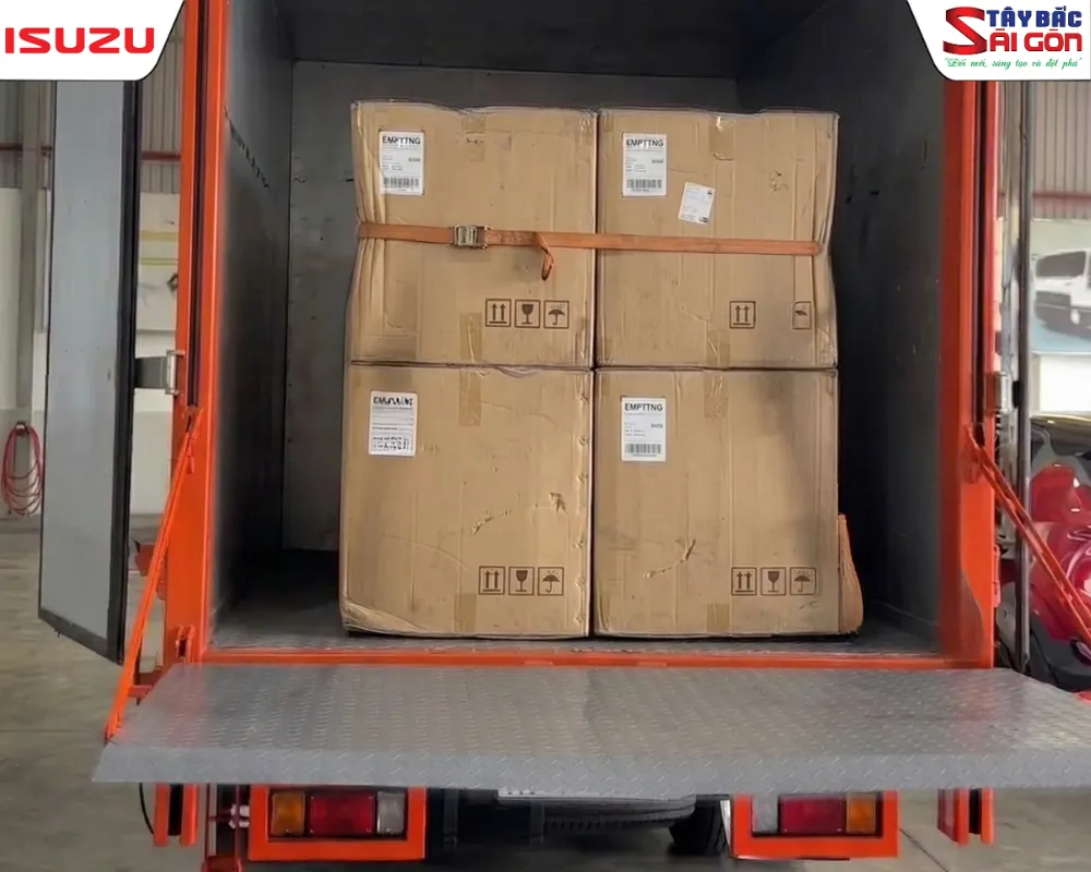 Thao tác chất hàng hóa pallet vào đúng trung tâm sàn để đảm bảo an toàn