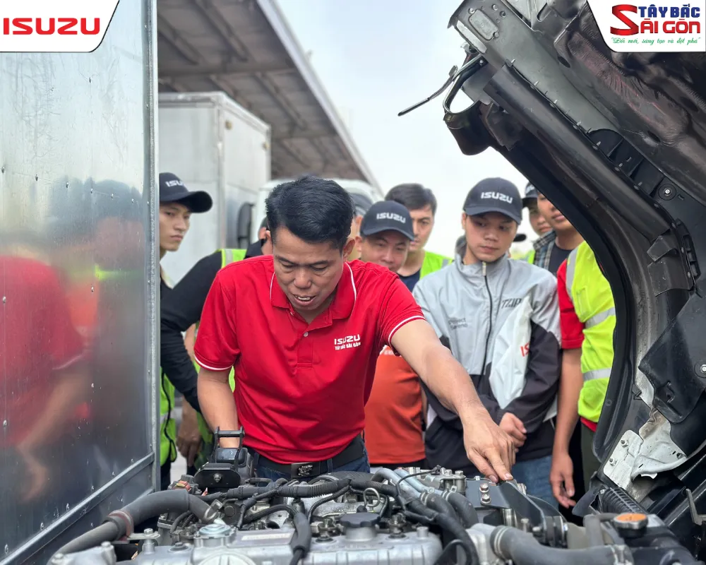 Cách thăm nhớt và kiểm tra nước làm mát động cơ Isuzu đúng kỹ thuật.