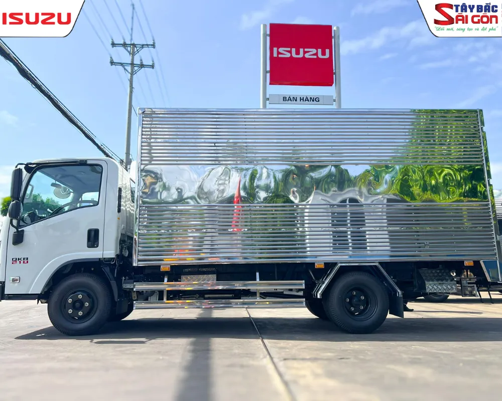Hình ảnh bàn giao xe và ưu đãi xe tải Isuzu Q-Series thực tế tại đại lý