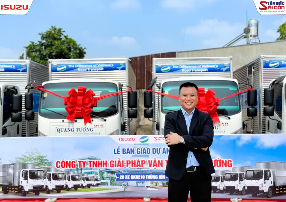 Giám đốc kinh doanh ISUZU Tây Bắc Sài Gòn tại lễ bàn giao 20 xe tải Isuzu QKR210 cho Vận tải Quang Tường.