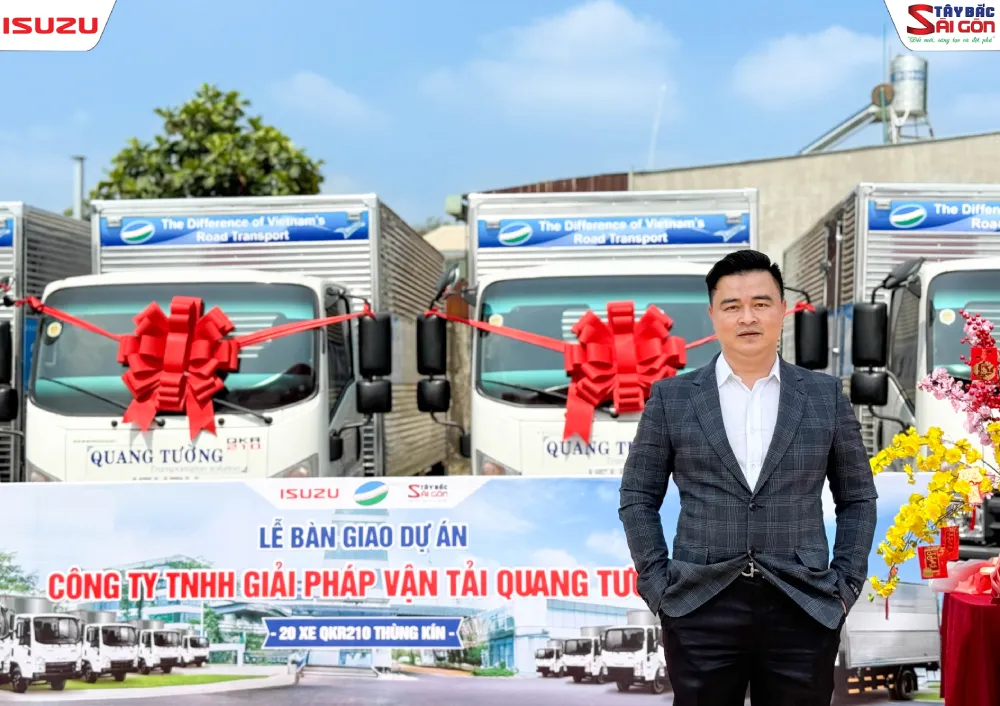 Ban lãnh đạo phòng kinh doanh đại lý ISUZU Tây Bắc Sài Gòn trực tiếp tham dự lễ bàn giao xe Vận tải Quang Tường.