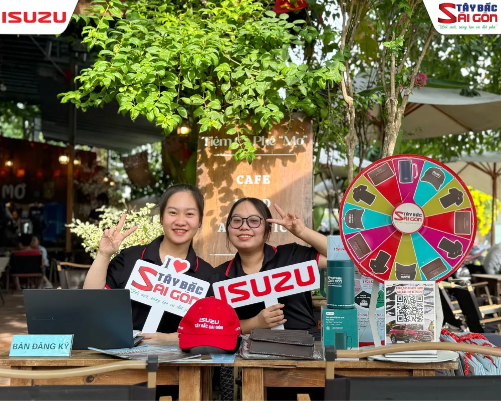 Quầy tiếp đón khách đăng ký lái thử xe ISUZU tại Tiệm Cà Phê Mơ.