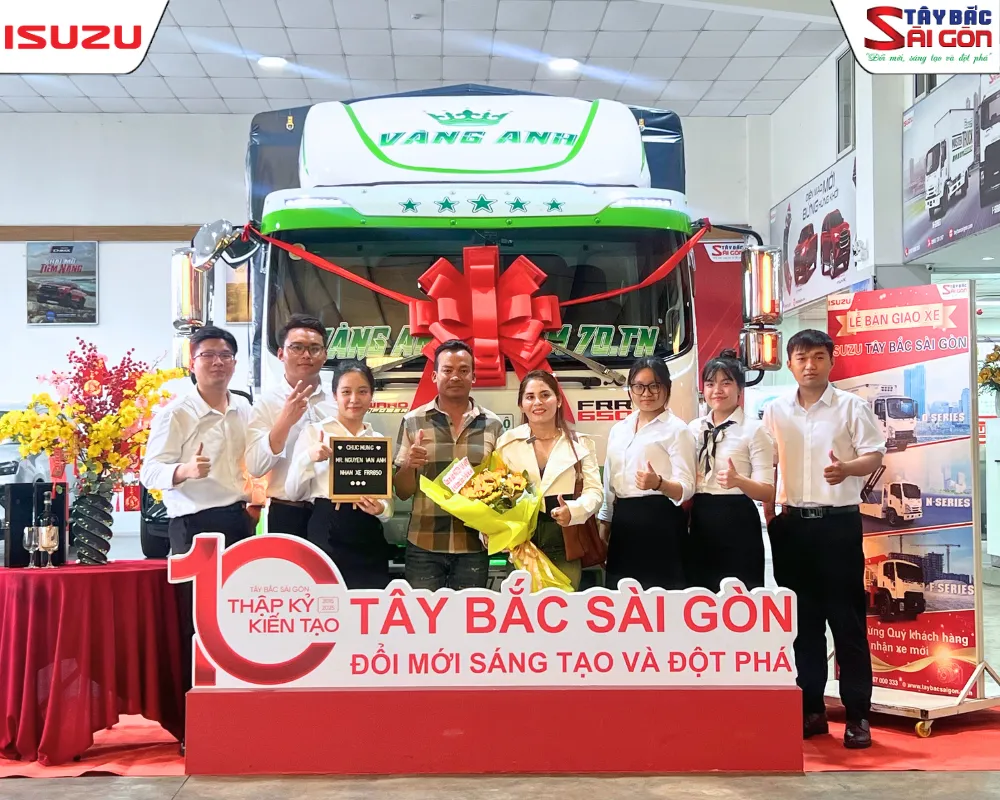 Đội ngũ tư vấn tại Tây Bắc Sài Gòn bàn giao xe cho khách hàng.