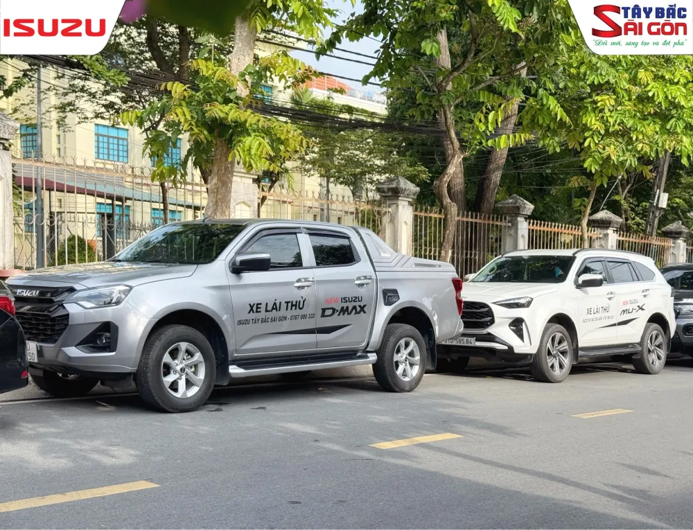 Xe lái thử bán tải D-MAX màu bạc và SUV mu-X màu trắng.