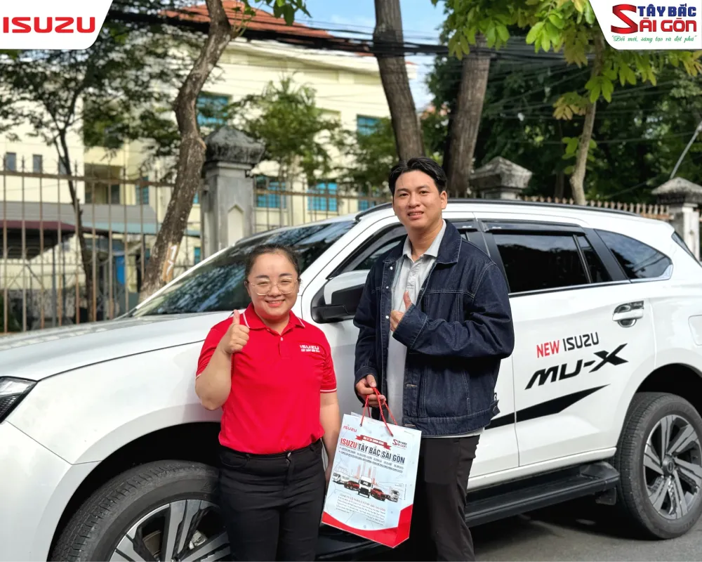 Khách hàng nhận quà cạnh dòng xe SUV 7 chỗ ISUZU mu-X tại Củ Chi.