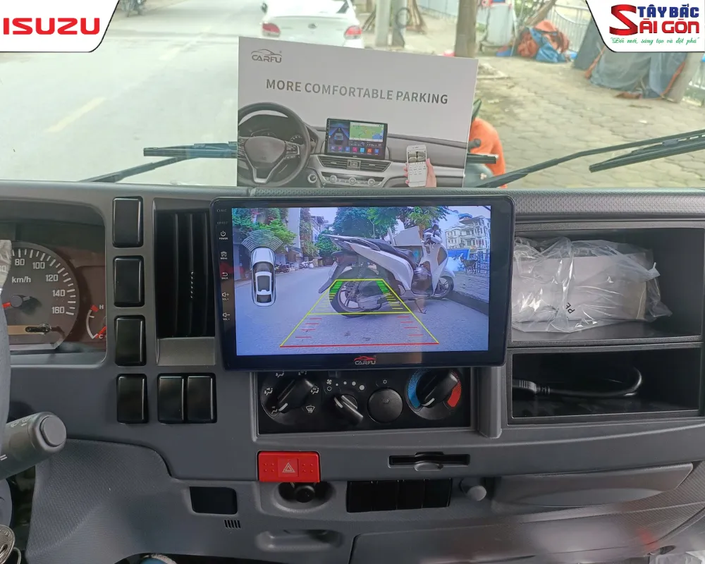 Màn hình Android tích hợp camera lùi hỗ trợ quan sát điểm mù khi lùi xe.