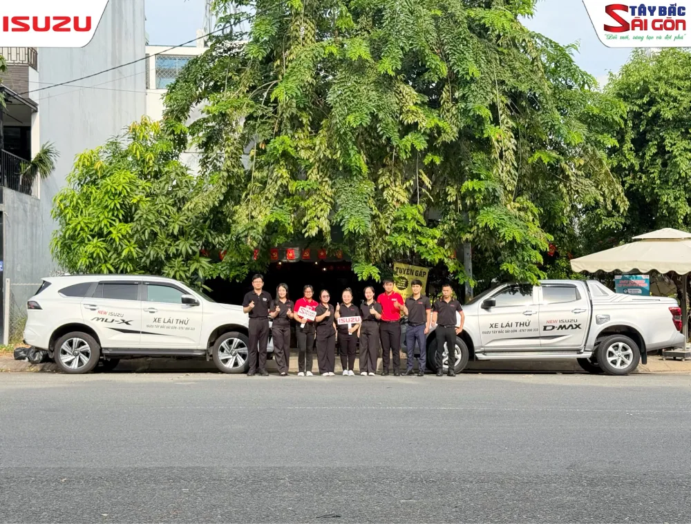 Tập thể nhân viên đại lý ISUZU Tây Bắc Sài Gòn tại sự kiện.