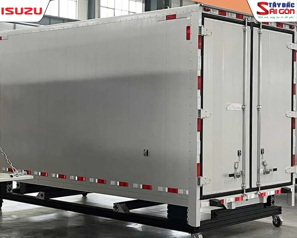 Thùng kín xe tải sử dụng vách nhôm định hình cao cấp tại xưởng đóng thùng