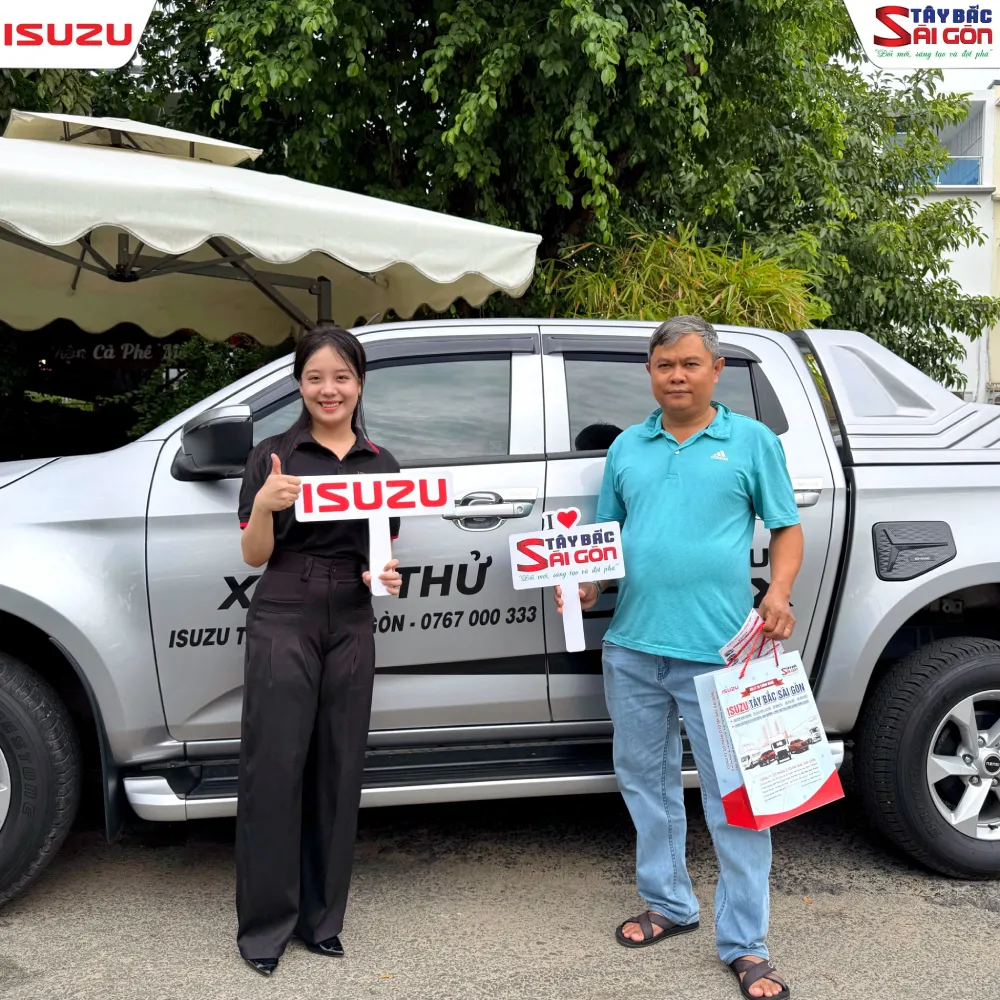 Trao quà cho khách lái thử xe bán tải ISUZU D-MAX tại Quận 12.
