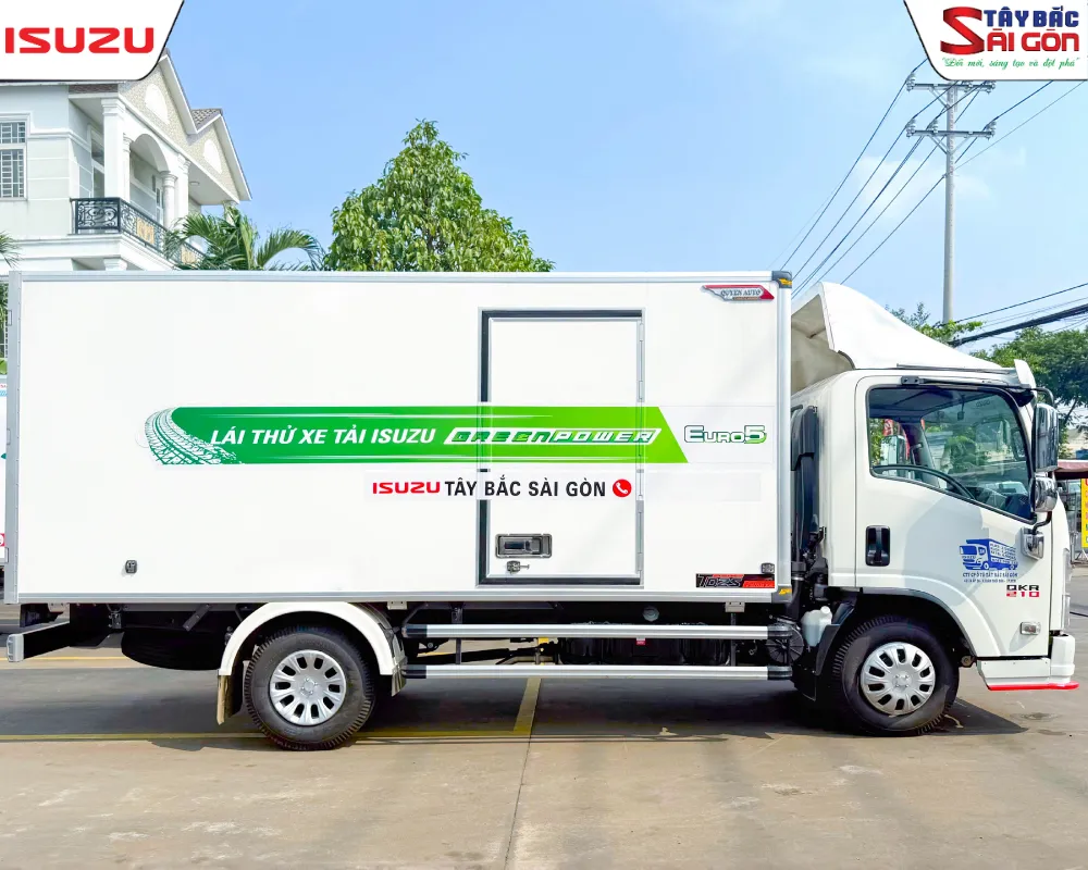 Xe tải ISUZU thùng kín composite trắng phẳng dán decal quảng cáo lái thử