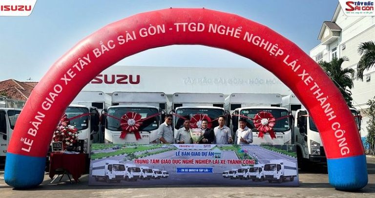 Bàn giao 20 xe tập lái QKR210 cho TT GDNN Lái xe Thành Công