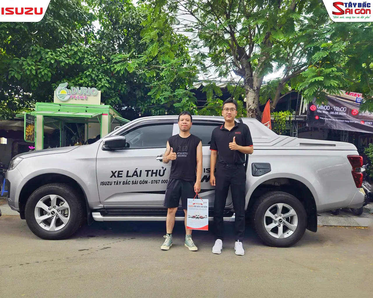 Khách và nhân viên chụp ảnh bên xe lái thử ISUZU D-MAX tại Thủ Đức