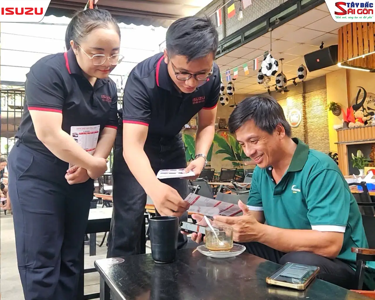 Nhân viên ISUZU Tây Bắc Sài Gòn tư vấn trực tiếp cho khách bên ly cà phê tại Mộc Coffee
