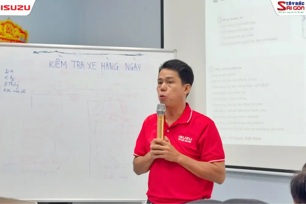 Giảng viên ISUZU Tây Bắc Sài Gòn trình bày phần lý thuyết trong buổi huấn luyện bảo dưỡng xe tải